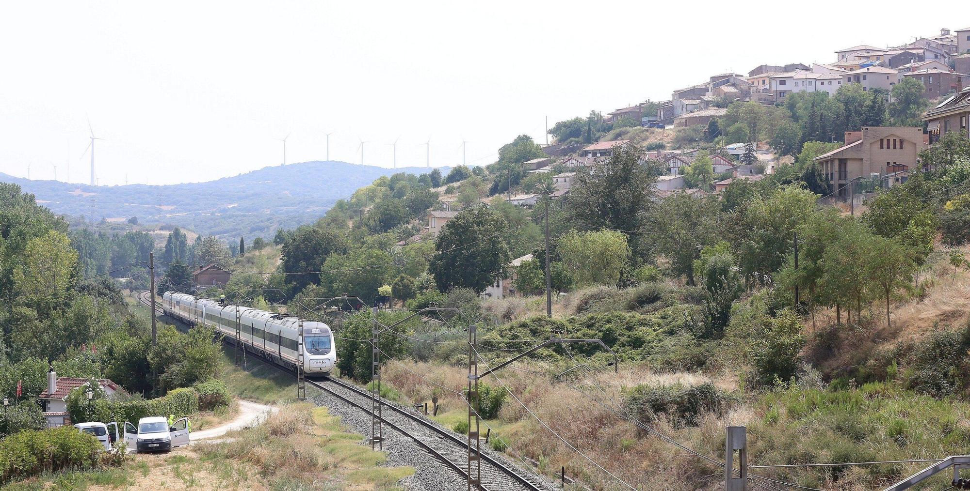 Los 180 viajeros del tren averiado, evacuados a Olite desde las piscinas de Pueyo