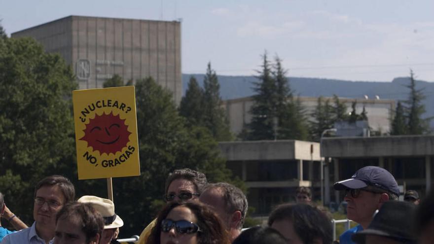 Una de las últimas manifestaciones para pedir el cierre de la central nuclear de Garoña.