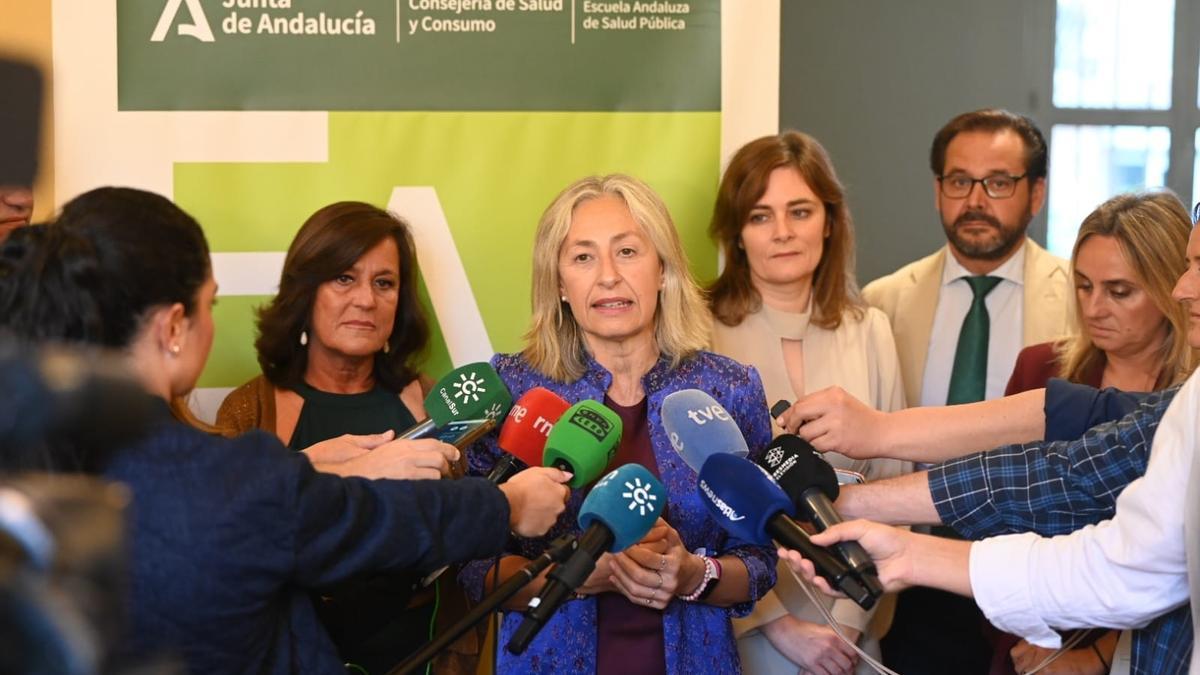 Moreno dice que &quot;se han asumido responsabilidades, empezando por la dimisión de Rocío Hernández como consejera de Salud&quot;.