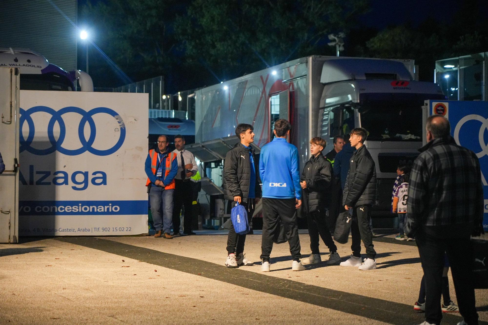 En imágenes: La afición del Alavés arropa al equipo en el duelo contra el Valladolid