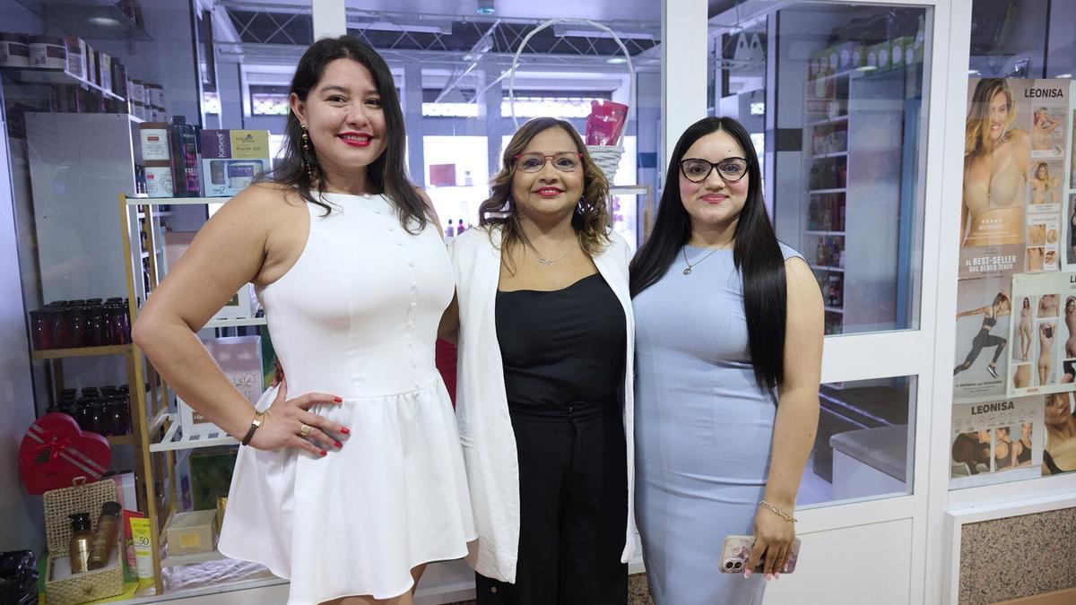 De izquierda a derecha, Giselle Rincón, María Silvanir y Catherine Quiroga, las nuevas comerciantes del Mercado de Ermitagaña.