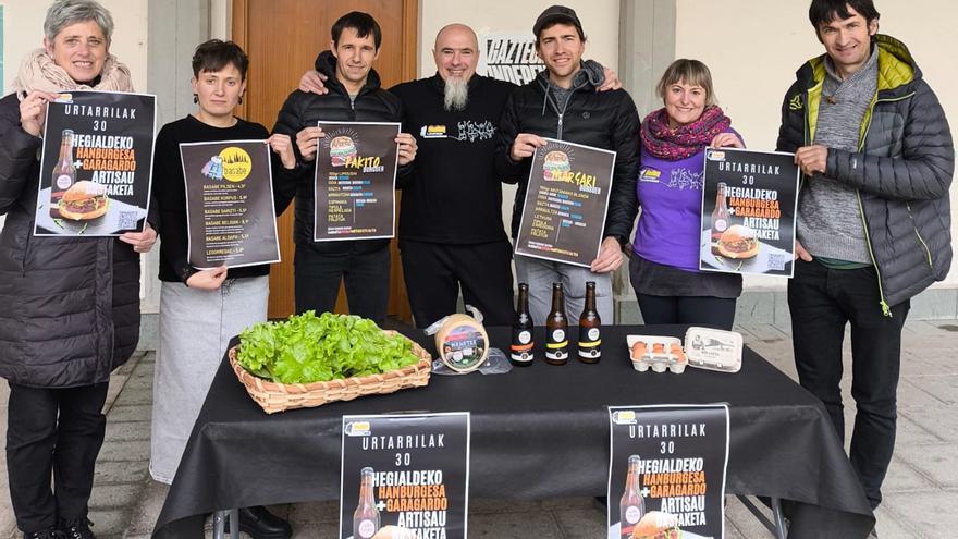 Pakito y Margari plantan cara a McDonald's