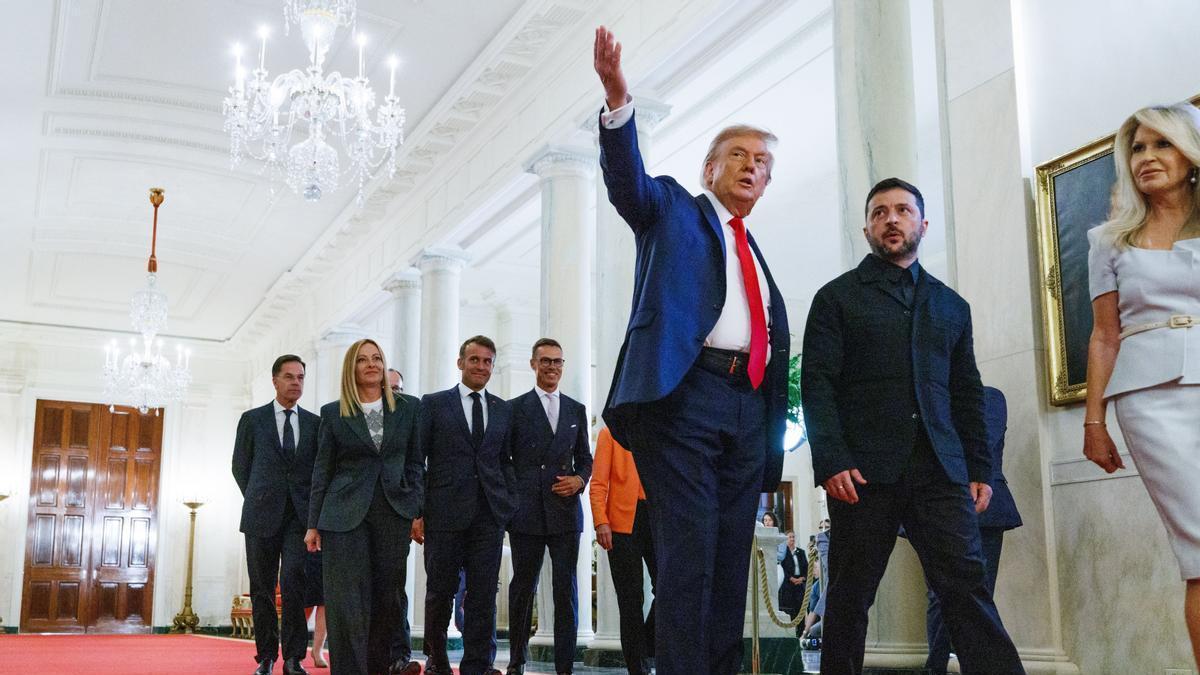 Trump, junto a Zelenski y los líderes europeos que le acompañaron a Washington.