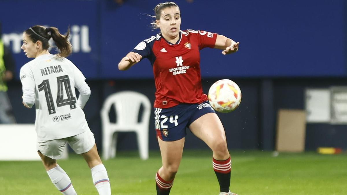 Merche Izal controla un balón durante un partido con el Club Atlético Osasuna.