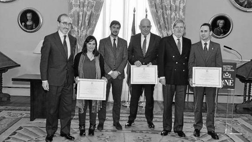 María del Mar Agós, segunda por la izquierda, con el resto de premiados y el ministro.