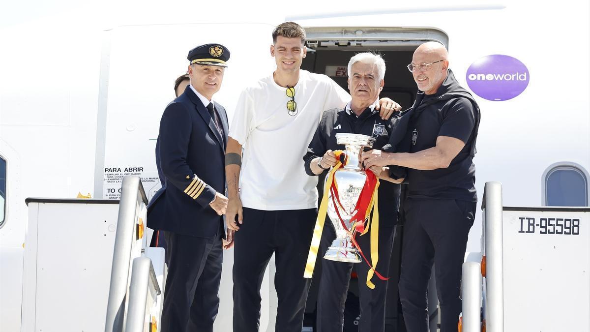 Pedro Rocha agarra junto a Luis de la Fuente el trofeo de la Eurocopa.