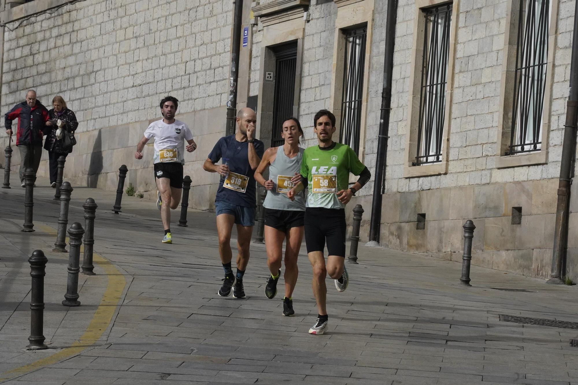 En imágenes: Miles de personas conquistan la Almendra de Gasteiz