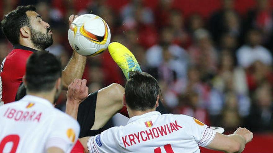 Mikel Balenciaga lucha por el balón con el polaco Grzegorz Krychowiak.