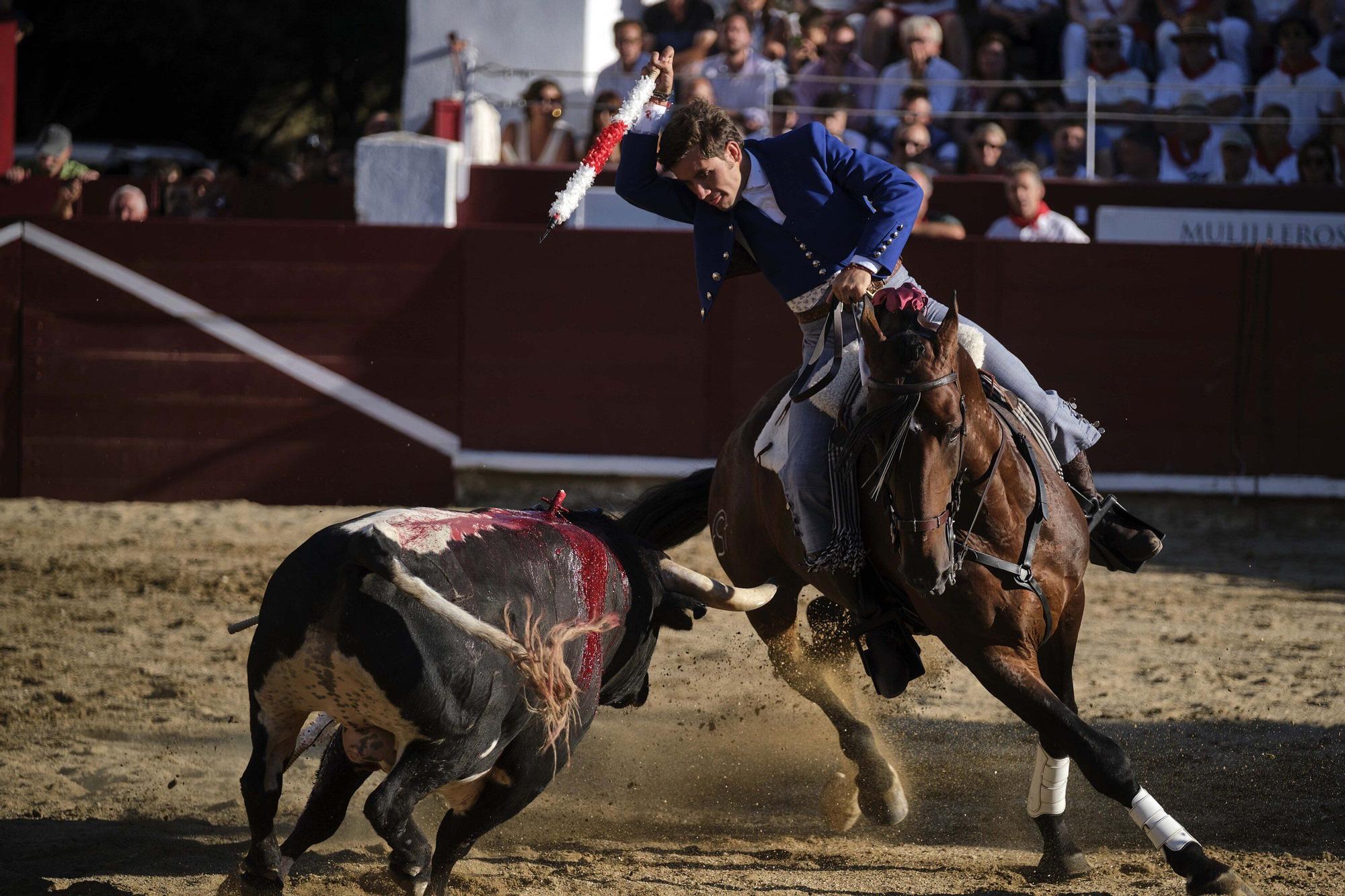 Fotos de la 'encerrona' de Guillermo Hermoso de Mendoza en la plaza de toros de Estella - Lizarra