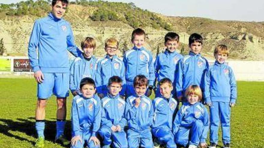 Técnico y jugadores del equipo de la Escuela 6-7 años.