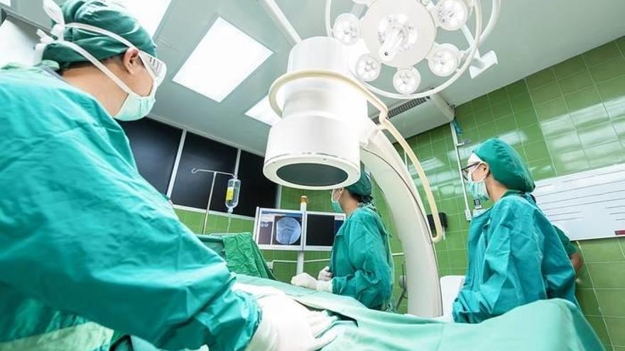Condenado un traumatólogo a pagar 13.300 euros por equivocarse de pie en una operación