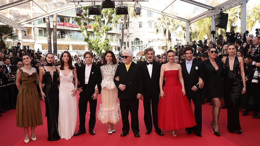 Amaia Romero desfila en la alfombra roja de Cannes con Almodóvar