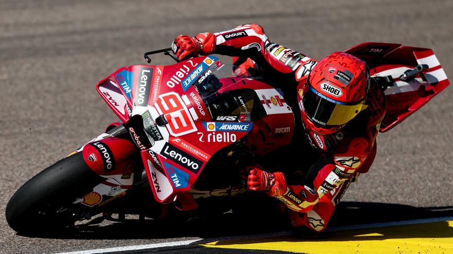 Marc Márquez reina en el esprint el día que Bezzecchi se rompe