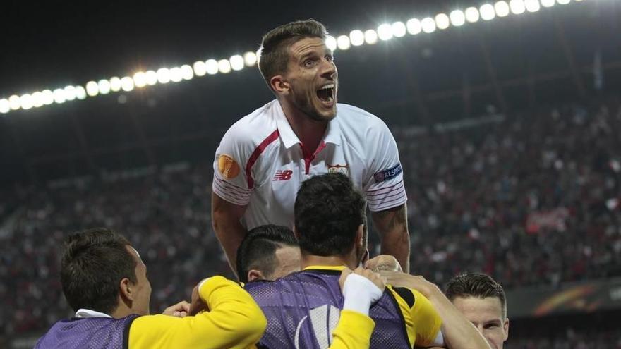 El defensa portugués del Sevilla, Daniel Filipe Martins, celebra con sus compañeros el tercer gol del equipo andaluz.