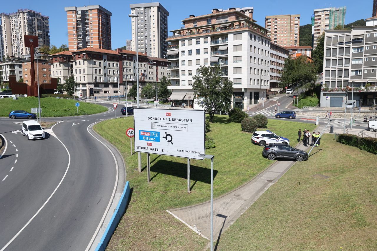 Un coche pierde el control y acaba chocando contra una farola entre Donostia y Pasaia