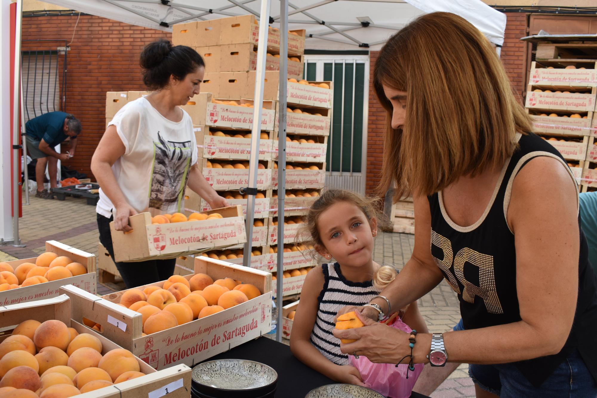Fotos | Más fruta y más puntos de venta en la Feria del Melocotón de Sartaguda