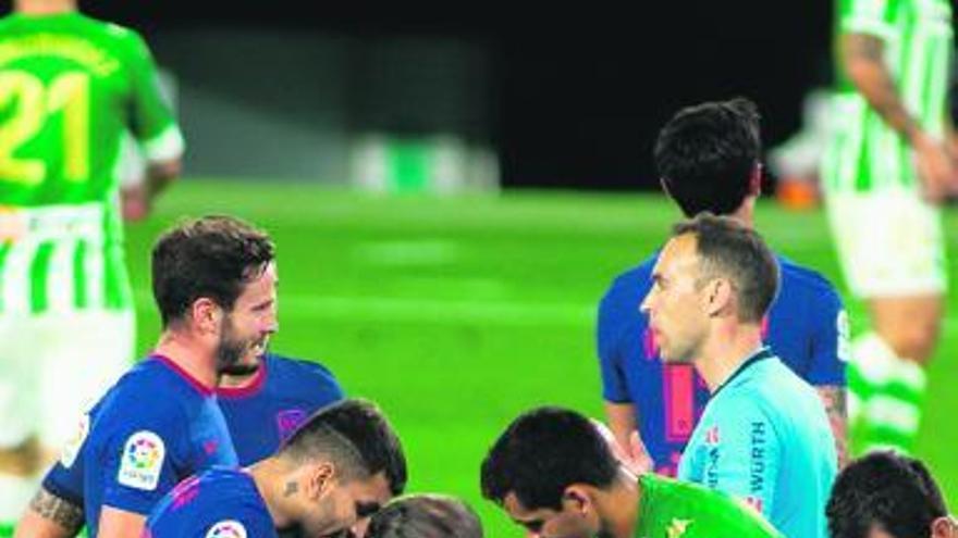 Momento de la lesión de Joao Félix, en el partido ante el Betis. Foto: Efe