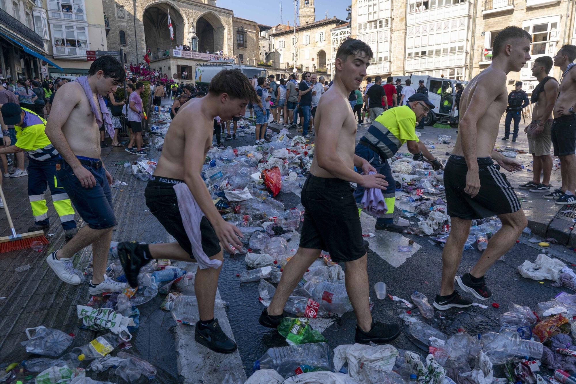 En imágenes: Los servicios de limpieza retiran la basura del txupinazo