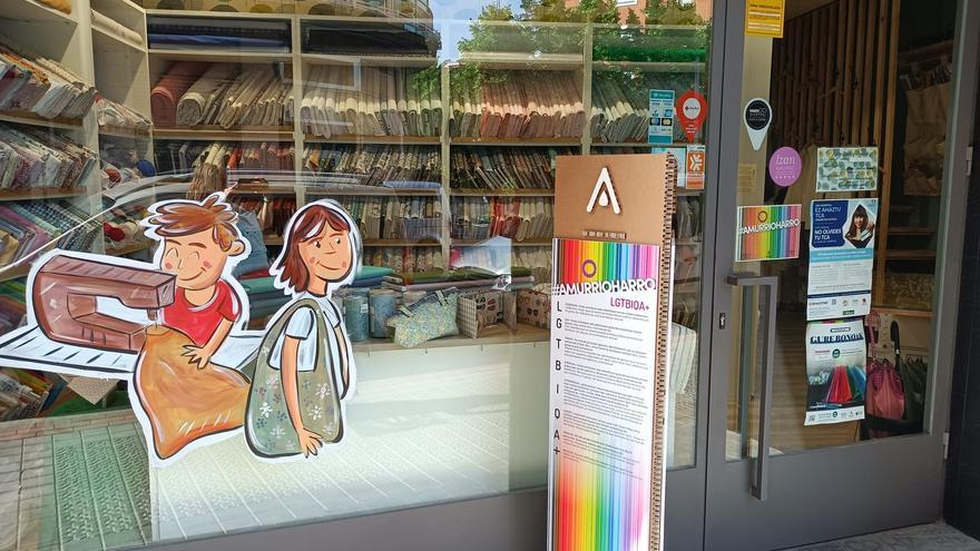 El comercio de Amurrio se suma a la sensibilización por el día del orgullo LGTBIQA+