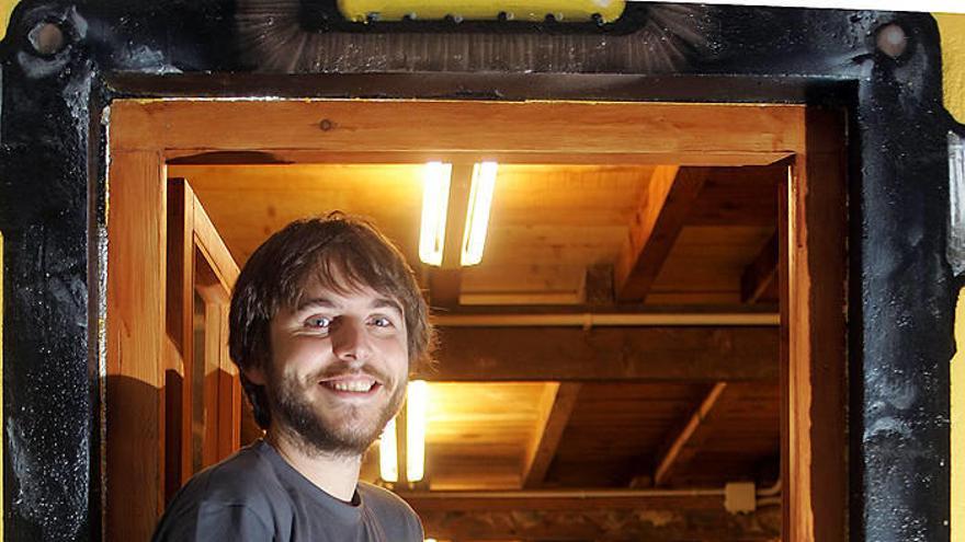 Alberto Pradilla posa en el café La hormiga atómica, donde presentó su libro.