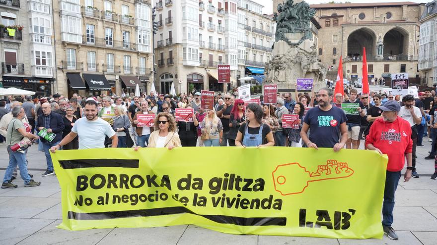 Cientos de personas protestan contra el "negocio de la vivienda" en Vitoria
