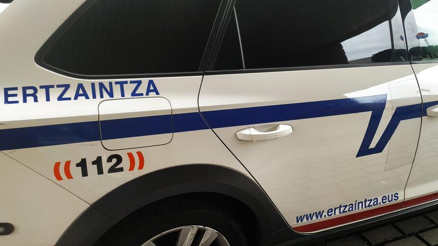 Salen de robar en un piso de Sestao y se encuentran con la Ertzaintza en la puerta