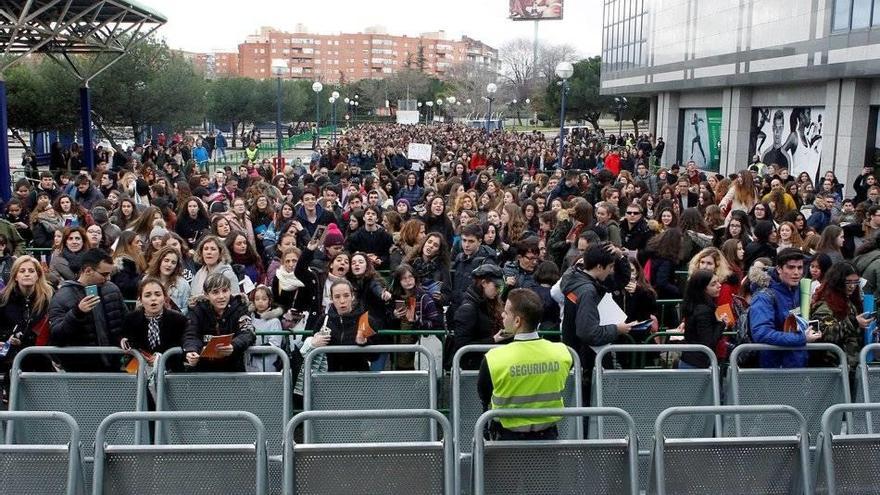 Miles de jóvenes resisten al frío y a la lluvia en Alcorcón (Madrid) para conocer a Amaia y Alfred