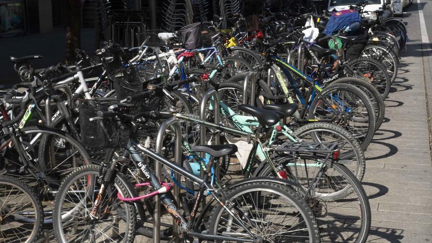 Nuevo aparcamiento para 45 bicicletas junto al campo de fútbol de La Vitoriana