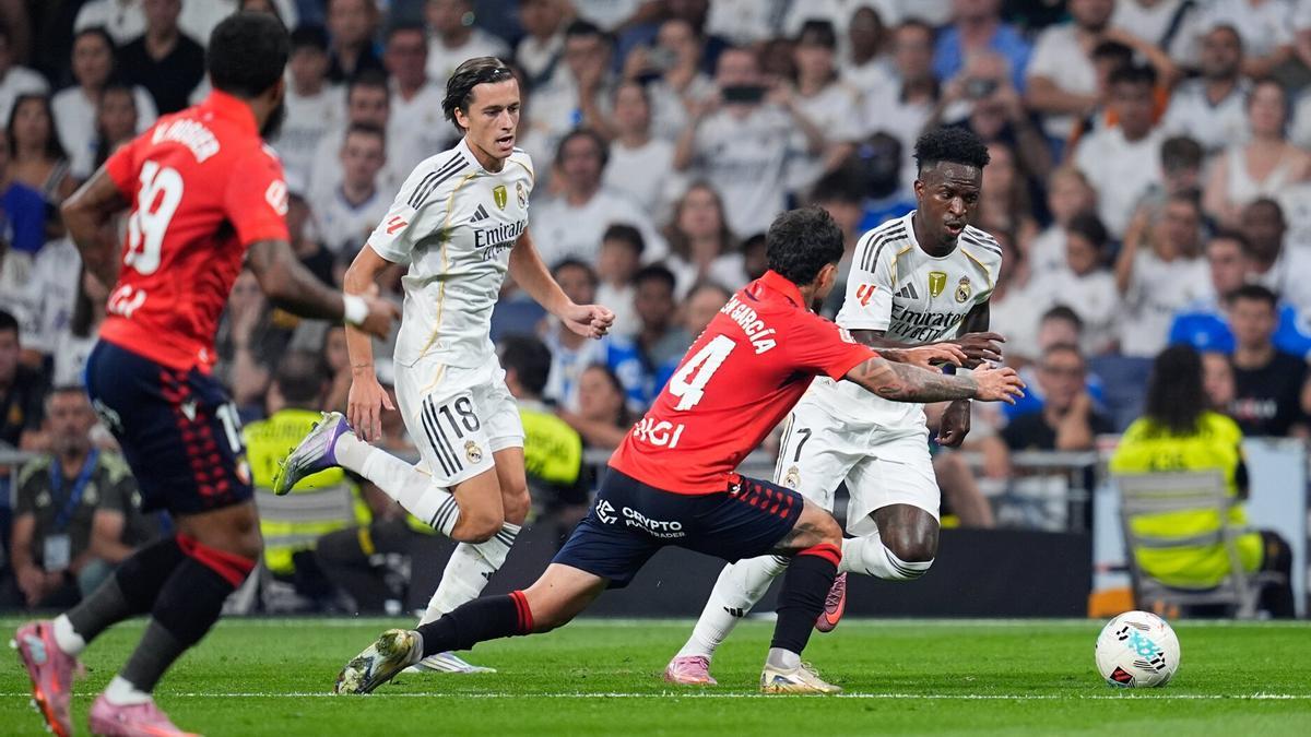 Vinicius conduce el balón durante el partido contra Osasuna.