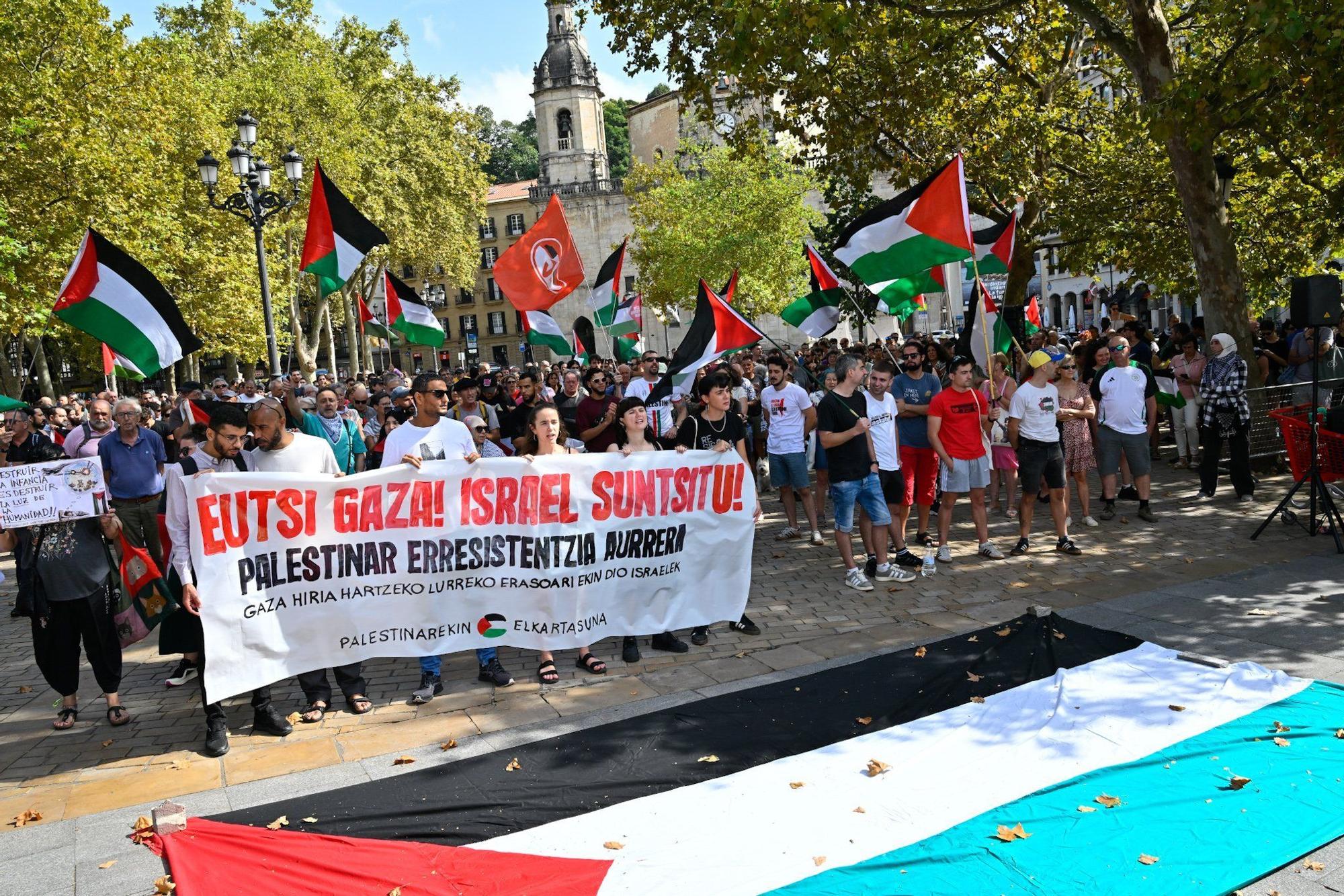 En imágenes: Más de 300 personas se concentran en El Arenal para denunciar el ataque terrestre sobre la ciudad de Gaza