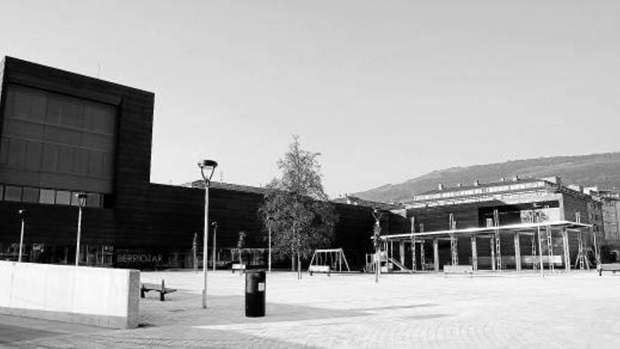 La plaza Euskal Herria de Berriozar, prácticamente terminada