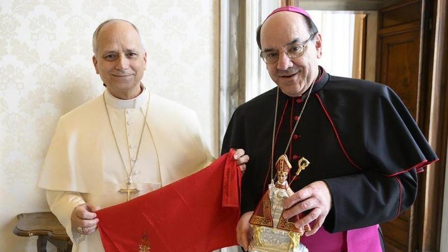 Navarra, en el Vaticano: Roselló regala al papa León XIV símbolos de Pamplona