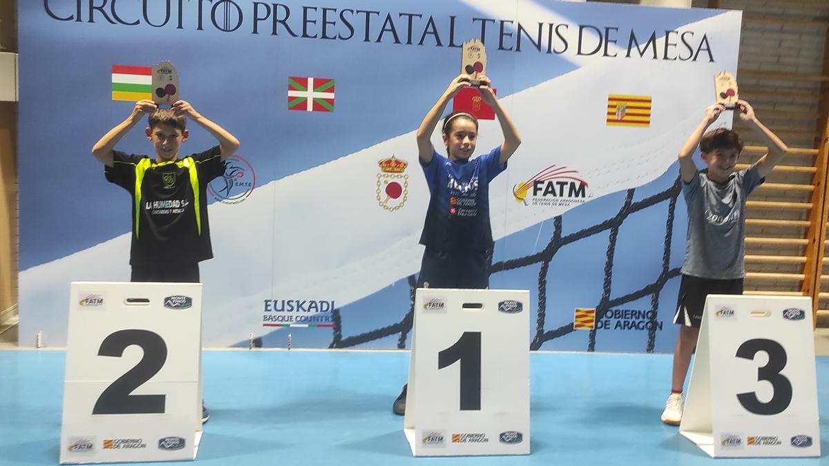 Podio de la categoría alevín, con Pablo Martínez en segundo lugar.