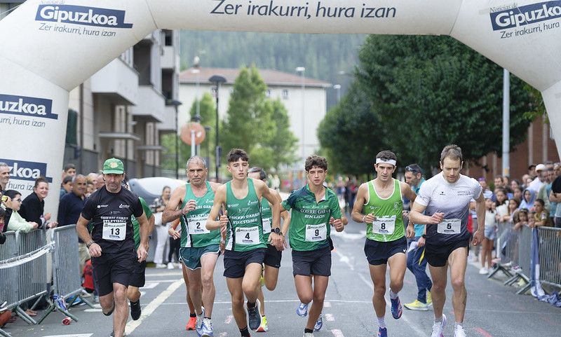 Castellers, gigantes y carrera popular en las Agorreko Santikutzak de Legazpi