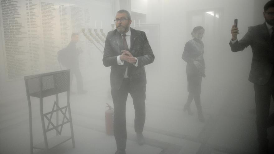 La ultraderecha polaca expulsa al diputado que apagó un candelabro judío con un extintor