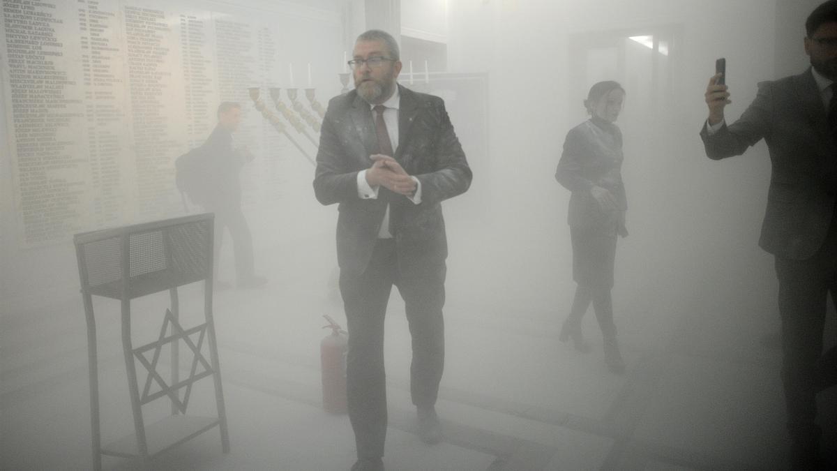 Grzegorz Braun, tras apagar con un extintor un candelabro judío.