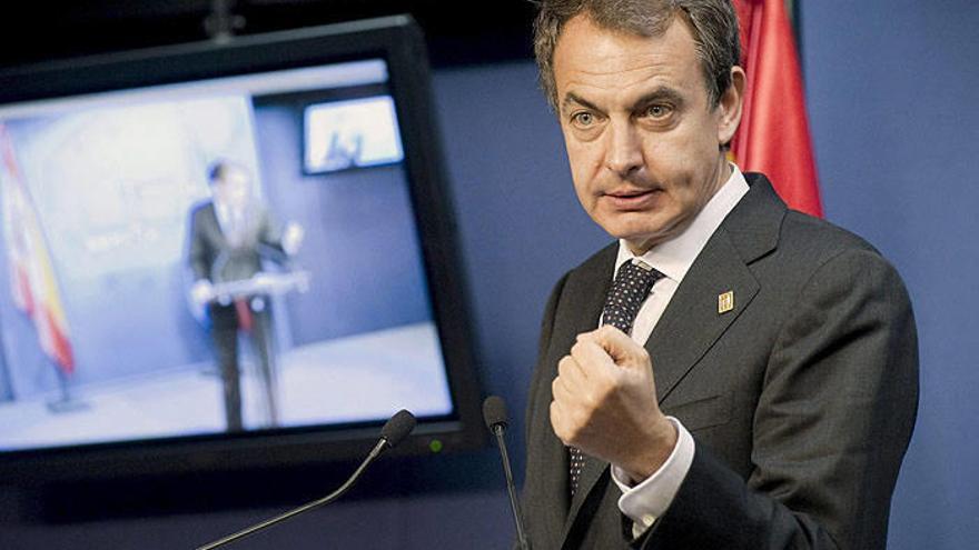 El presidente del Gobierno, José Luis Rodríguez Zapatero, durante la rueda de prensa que ofreció al término de la reunión del Consejo Europeo de Bruselas.