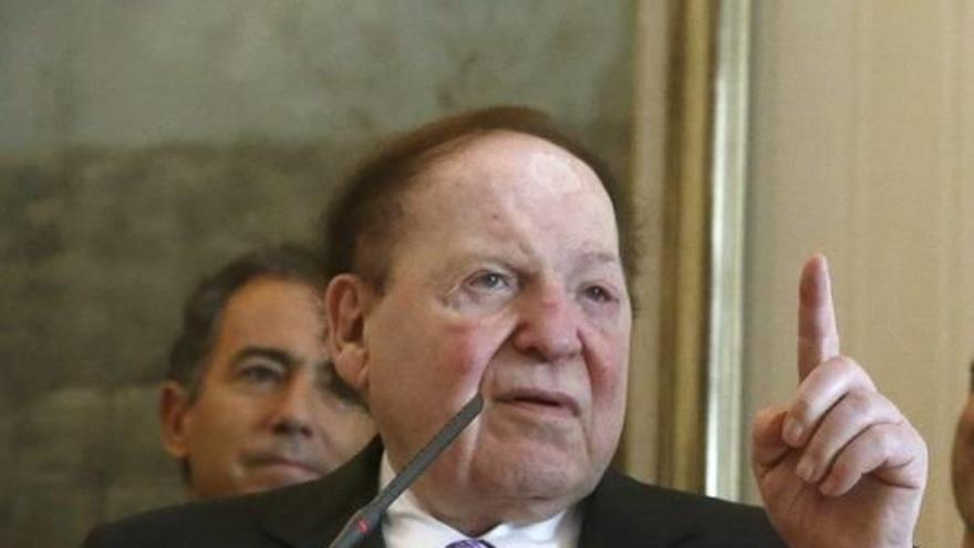 El magnate estadounidense  Sheldon Adelson durante la rueda de prensa que ha ofrecido junto al presidente de la Comunidad de Madrid, Ignacio González.