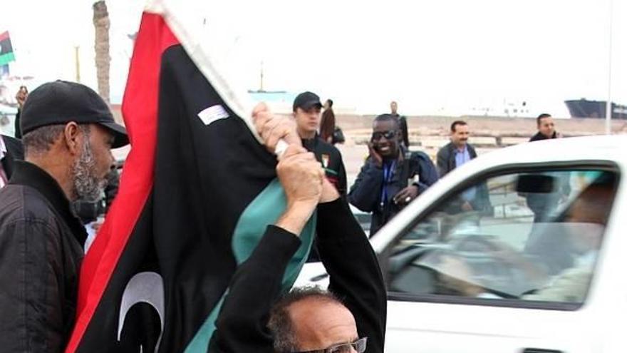 Un hombre celebra la detención del hijo de Gadafi en una calle de Trípoli.