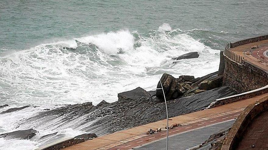 El paseo Nuevo donostiarra se abre hoy tras nueve días cerrado por el oleaje