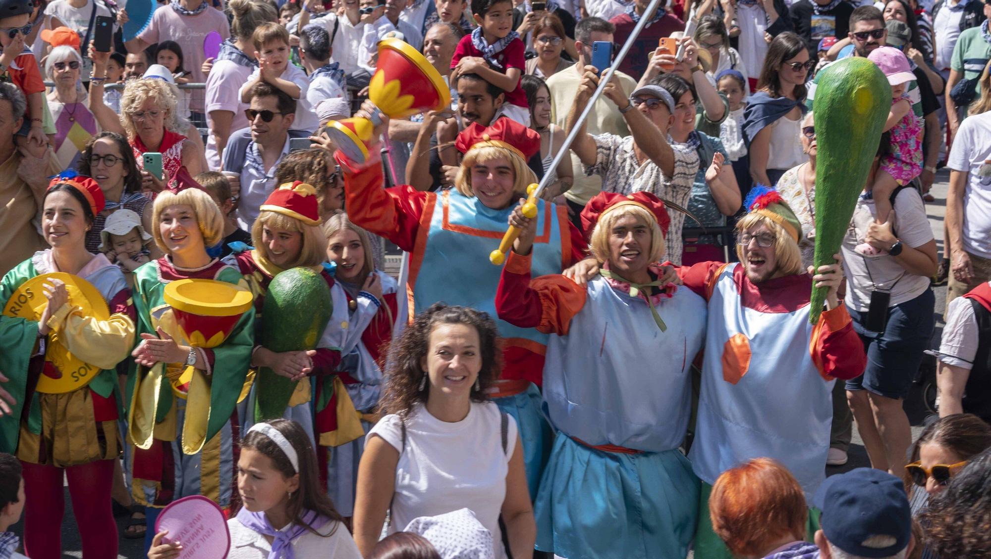 En imágenes: Edurne y Celedón Txiki abarrotan un año más la plaza de la Virgen Blanca