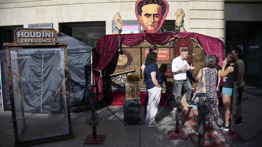 [FOTOS] El Houdini más escapista, en el exterior del Teatro Gayarre de Pamplona