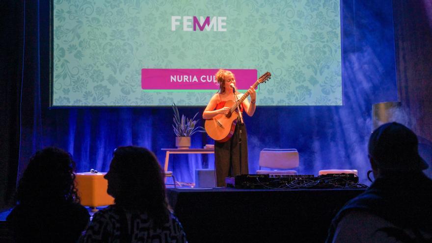 Nuria Culla cantando junto a su guitarra en el evento FEMME