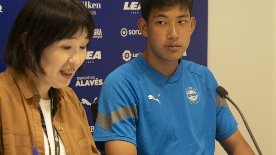 Taichi Hara: "Estoy ilusionado por jugar y marcar goles en Mendizorroza"