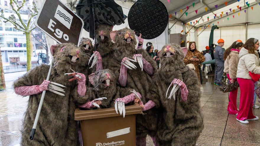 Unas buenas dosis de humor, cargadas de imaginación, para contrarrestar un Carnaval pasado por agua en Debabarrena