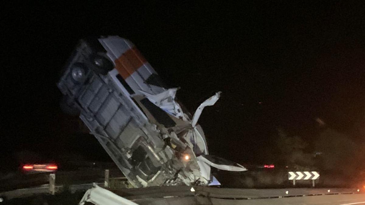 Imagen del vehículo, volcado fuera de la vía.