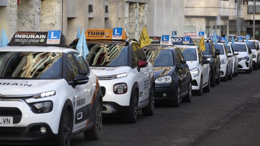 Las autoescuelas ven "irresponsable" que Tráfico les culpe de malos resultados