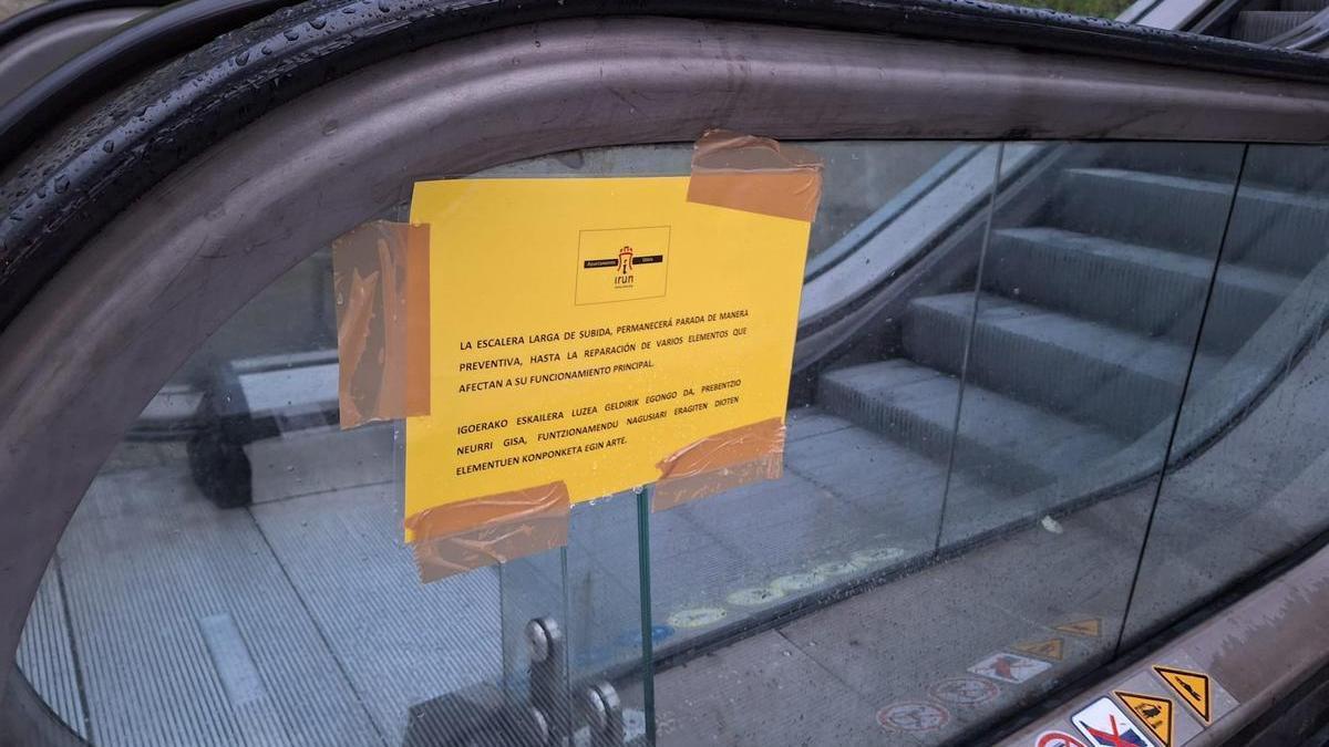El aviso colocado por la avería en las escaleras mecánicas del barrio de Artia, en Irun