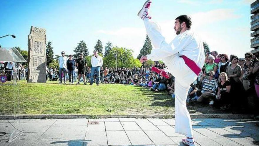 Un dantzari en el Parque de la Insumisión ante el monolito en memoria de los presos.