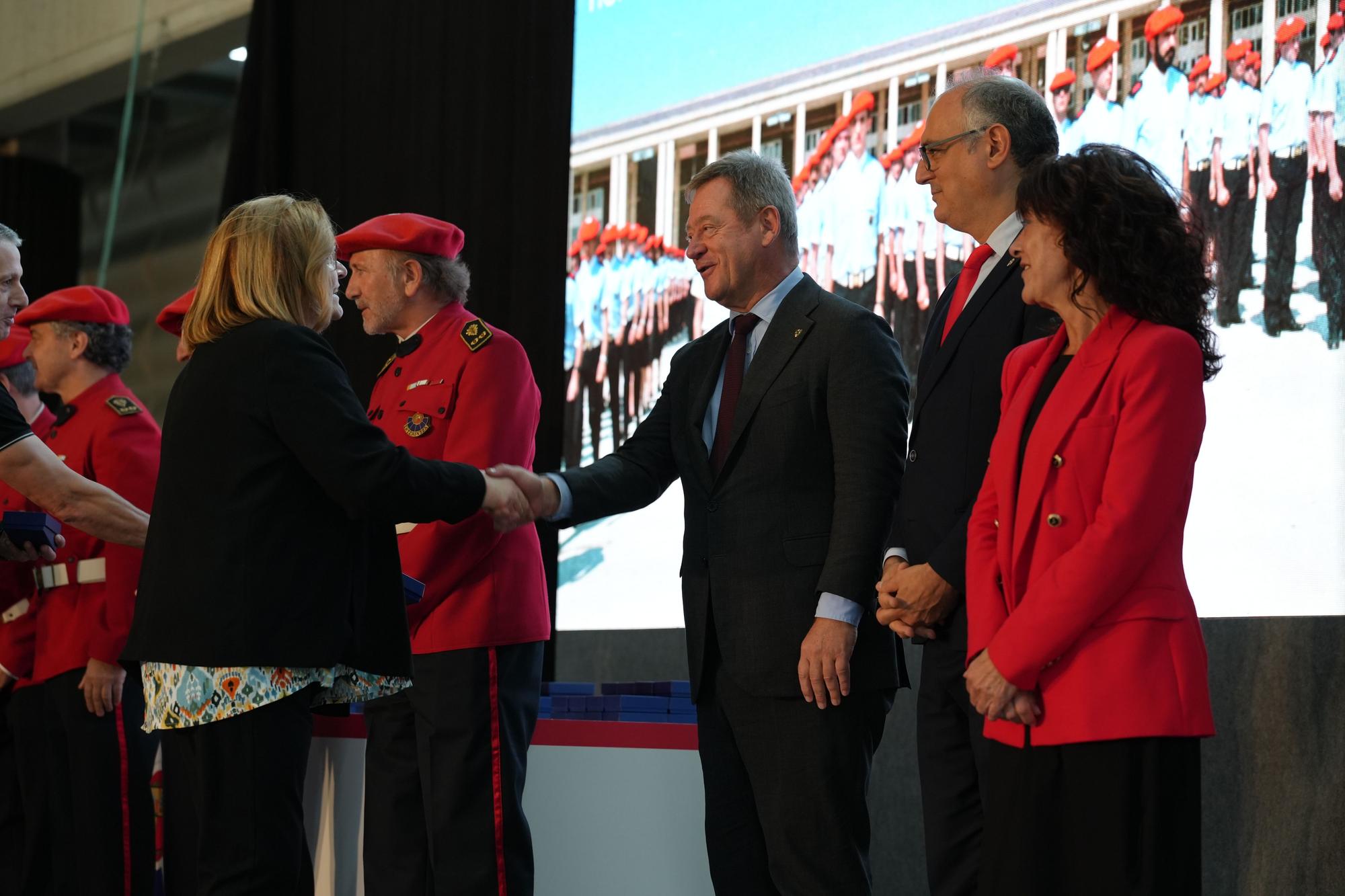 En imágenes: homenajean en Iurreta a los 444 ertzainas jubilados en 2024